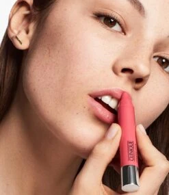 Clinique Chubby Stick Moisturizing Lip Colour Balm - Graped-up 26 Clinique Chubby Stick Moisturizing Lip Colour Balm - Graped-up -Lip Make Up Winkel 1039x1200 5