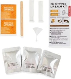 Kikkerland DIY Bijenwas Lip Balsem Kit - Maak Je Eigen Lippenbalsem - 100% Natuurlijk - Voor Twee Balsem Sticks -Lip Make Up Winkel 1080x1200 1