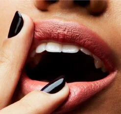 MAC Cosmetics Satin Lippenstift - Mocha -Lip Make Up Winkel 1200x1125 17