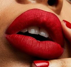 MAC RETRO MATTE LIQUID LIPSTICK - FEELS SO GRAND -Lip Make Up Winkel 1200x1125 9