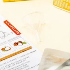 Kikkerland DIY Bijenwas Lip Balsem Kit - Maak Je Eigen Lippenbalsem - 100% Natuurlijk - Voor Twee Balsem Sticks -Lip Make Up Winkel 1200x1200 767