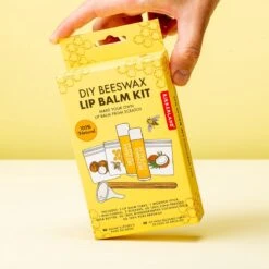 Kikkerland DIY Bijenwas Lip Balsem Kit - Maak Je Eigen Lippenbalsem - 100% Natuurlijk - Voor Twee Balsem Sticks -Lip Make Up Winkel 1200x1200 768
