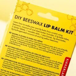 Kikkerland DIY Bijenwas Lip Balsem Kit - Maak Je Eigen Lippenbalsem - 100% Natuurlijk - Voor Twee Balsem Sticks -Lip Make Up Winkel 1200x1200 769