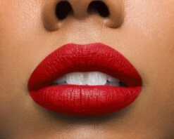 Maybelline Vivid Matte Liquid - 35 Rebel Red - Rood - Lippenstift -Lip Make Up Winkel 1200x960