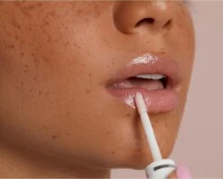 Labello Caring Lip Oil Dress Nude - 5.5 Ml 11 Labello Caring Lip Oil Dress Nude - 5.5 Ml -Lip Make Up Winkel 1200x962