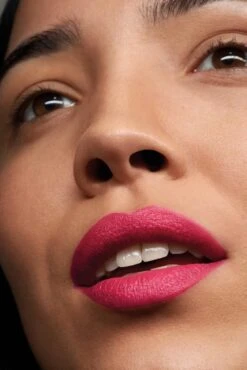 Rimmel London Lasting Finish Extreme Lippenstift - Buzz'n 130 -Lip Make Up Winkel 801x1200 3