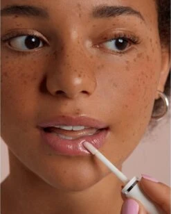 Labello Caring Lip Oil Clear Glow - 5.5 Ml 11 Labello Caring Lip Oil Clear Glow - 5.5 Ml -Lip Make Up Winkel 962x1200 2