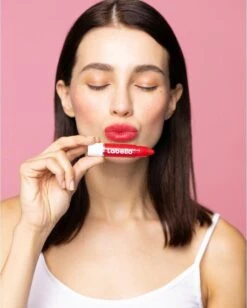 Labello Crayon Lipstick Poppy Red -Lip Make Up Winkel 962x1200 3